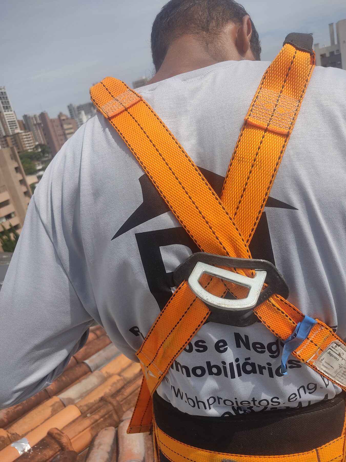 Profissional da BH Projetos equipado para trabalho em altura